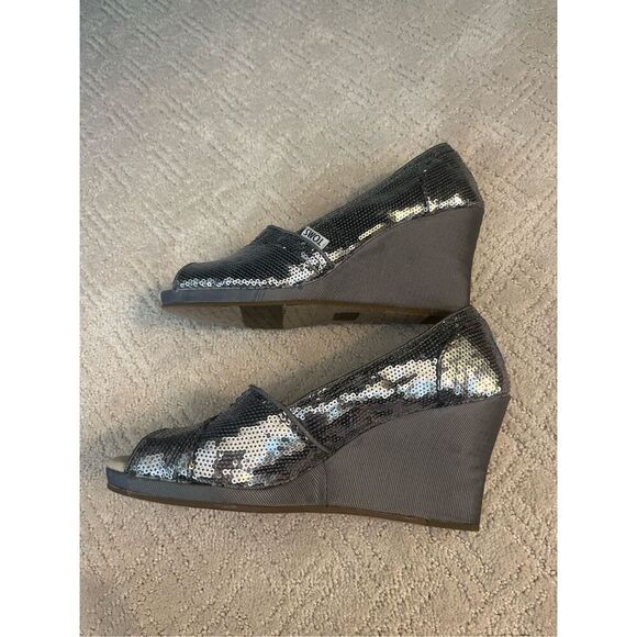 NWOB Tom’s Pewter Sequin Wedge Sandal - Picture 4 of 7